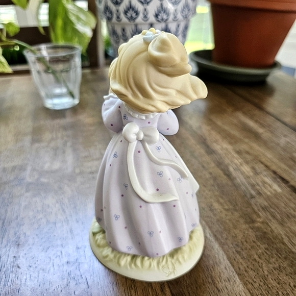 Precious Moments® 2001 "Nearer To The Heart Of God" Figurine #890731 - Picture 9 of 15